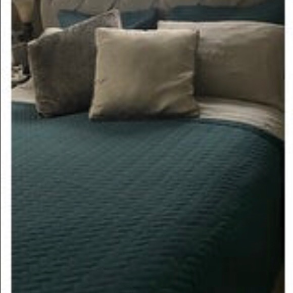 Hampton Hill Velvet Touch QN Peacock Coverlet (T) - Picture 4 of 4